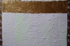 Bild Nr.171, Acrylbild Abstrakt 80 x 80, Leinwand auf Keilrahmen, Untergrund besteht aus Strukturpaste mit Sand, gespachtelt und gemalt, Rand mit Sprühgold und Weiß bemalt, Mitte mit Blattgold, grüne Untermalung und deshalb Weiß mit einem Schimmer von grün, original handgefertigt ( 2023 ), Unikat